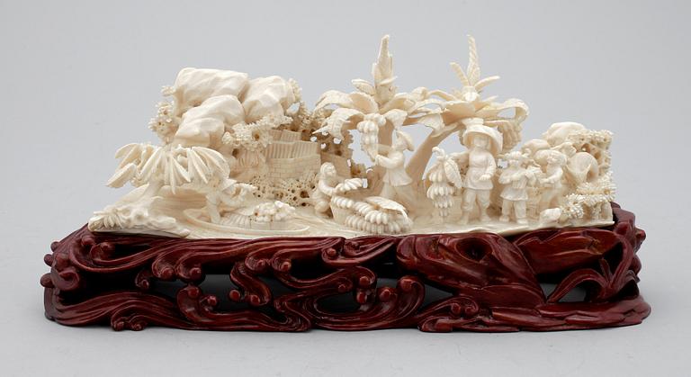 FIGURSCEN på TRÄSOCKEL, ben, Ostasien, 1800/1900-tal.