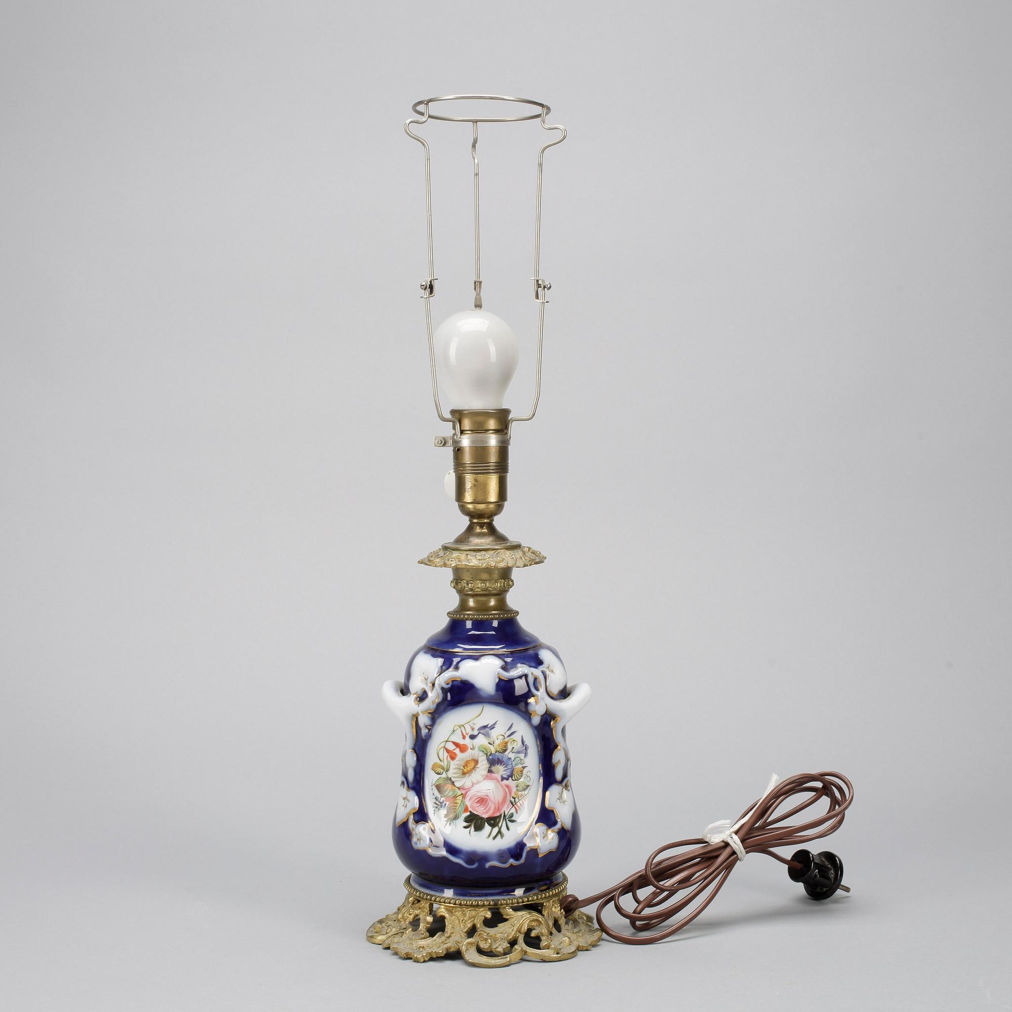 BORDSLAMPA, porslin och mässing, 1900-talets första hälft.