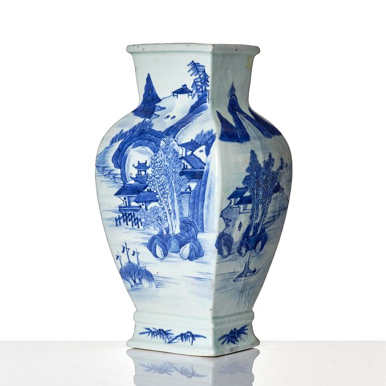 A blue and white 'landscape' vase, Qing dynasty, 19th century.