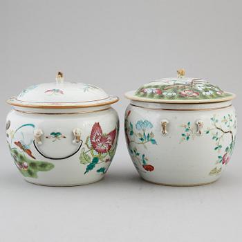 A group of two famille rose jars with covers, Qing dynasty, late 19th century.