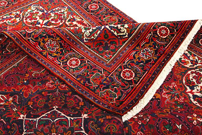 A Heriz carpet, c. 303 x 203 cm.