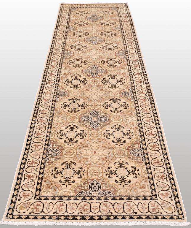 A runner, Ziegler design, ca 313 x 96 cm.