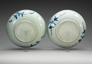 A pair of blue and white chargers, Ming dynasty, Wanli (1573-1619).