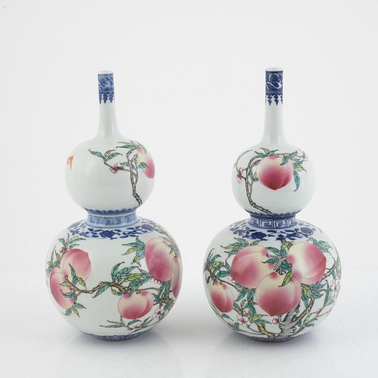 A pair of porcelain vases, China, second half of the 20th century.