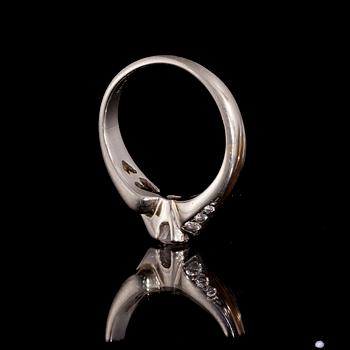 RING, 18K vitt och gult guld, briljantslipade diamanter. Malmin korupaja 2000. Vikt ca 5,4 g.