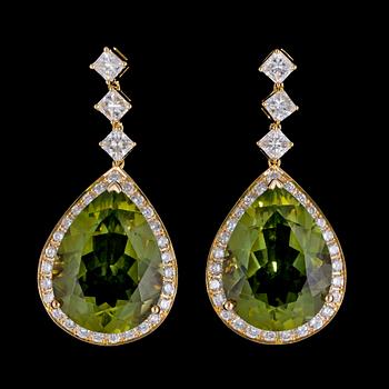 1074. A pair of peridote and brilliant cut diamond earrings, tot. 1.80 cts.