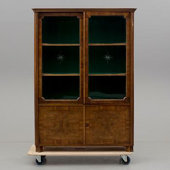 VITRINSKÅP, 1900-talets första hälft.