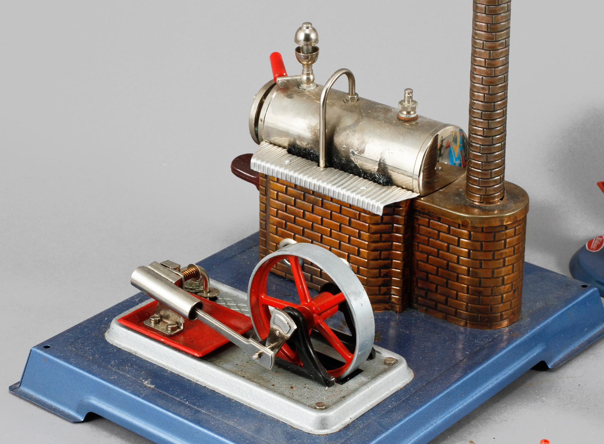 LEKSAKER, 8 delar, Wilesco och Mamod, 1900-talets tredje kvartal.