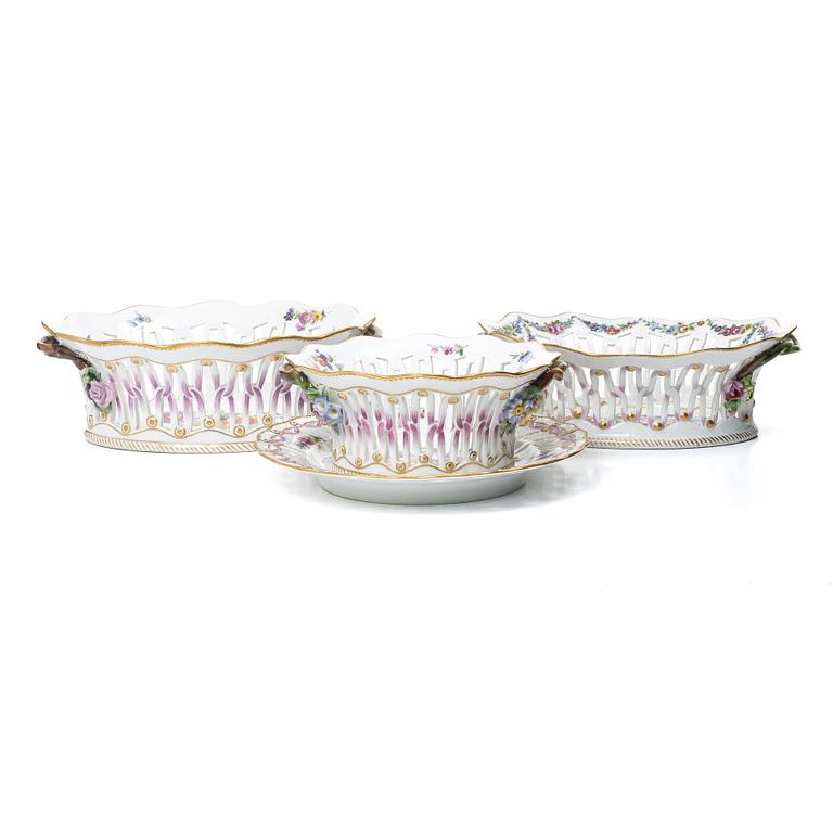 Royal Copenhagen, Gallerskålar, 3 st, Sachsisk blomst, Danmark, 1900-tal.