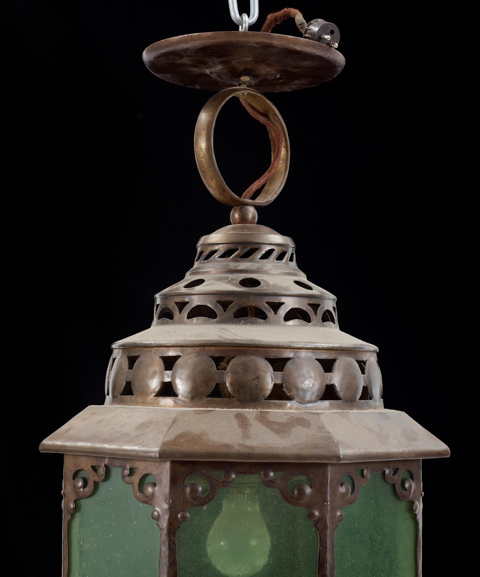 TAKLYKTA, mässingssmide och glas, jugendbarock, sekelskifte 1900. Höjd: ca 75 cm.