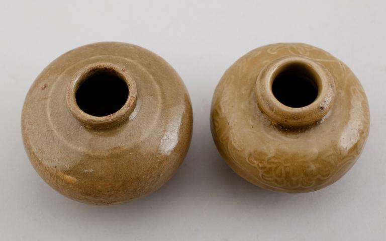VASER, 2 st, stengods, Kina, Sung or Yuan, 1200-/1300-tal.