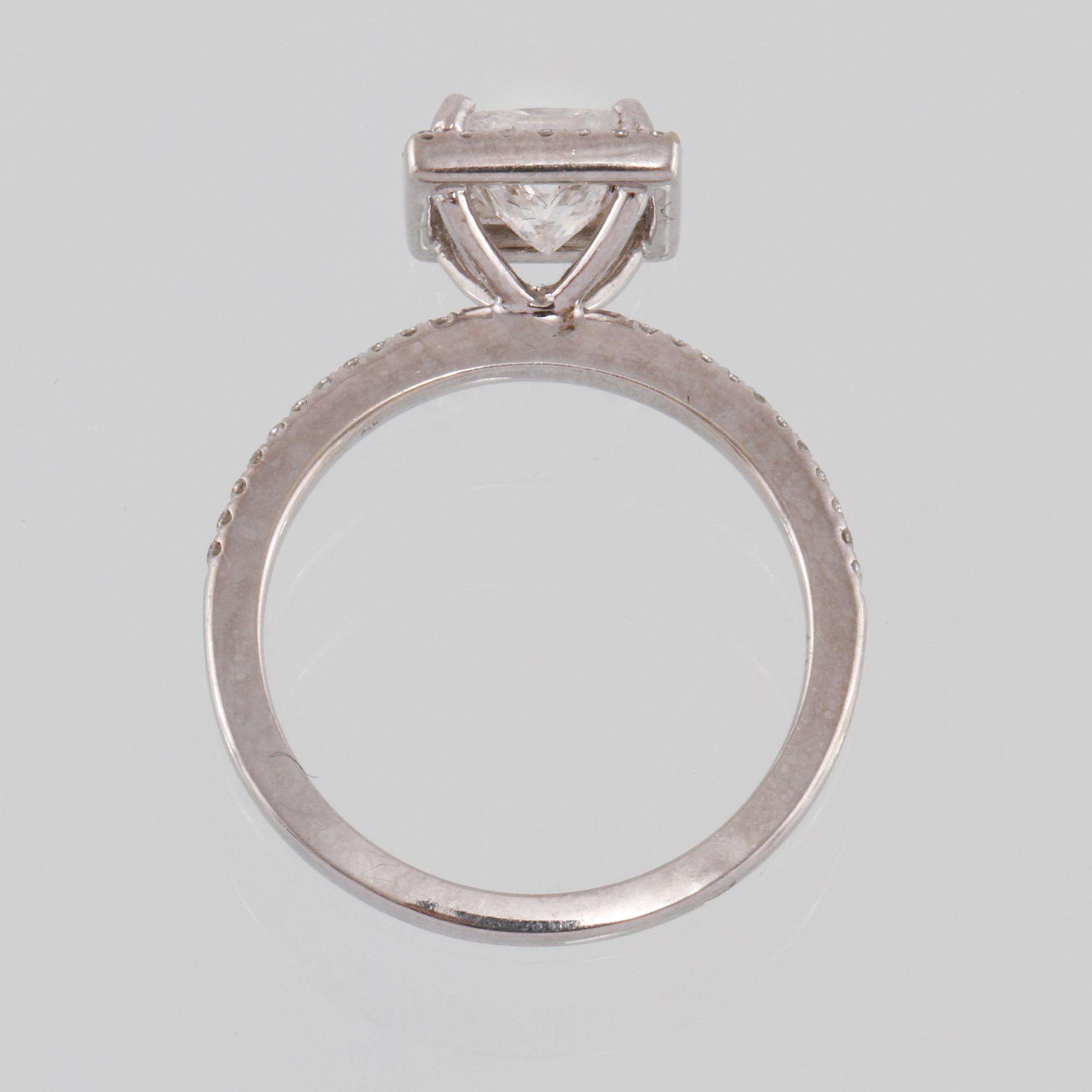 RING, 18K vitguld med prinsesslipad diamant 1.09 ct samt briljantslipade diamanter 0.25 ct. Vikt 3,5 gram.