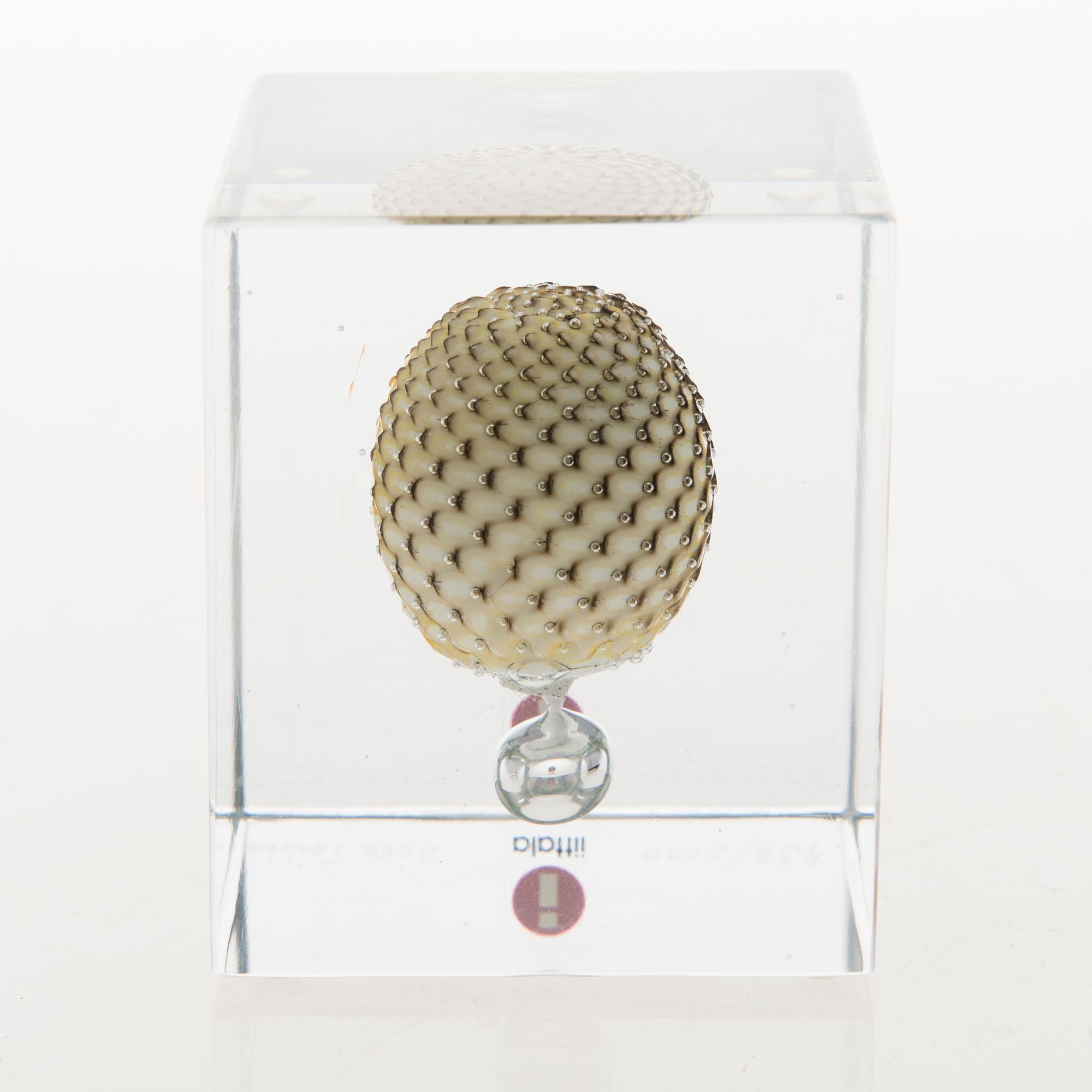 OIVA TOIKKA, An annual glass cube, signed Oiva Toikka Nuutajärvi 2009 and numbered 438/2000.