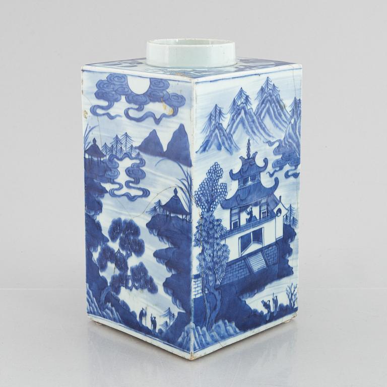 A Chinese blue and white porcelain vase, late Qing dynasty.