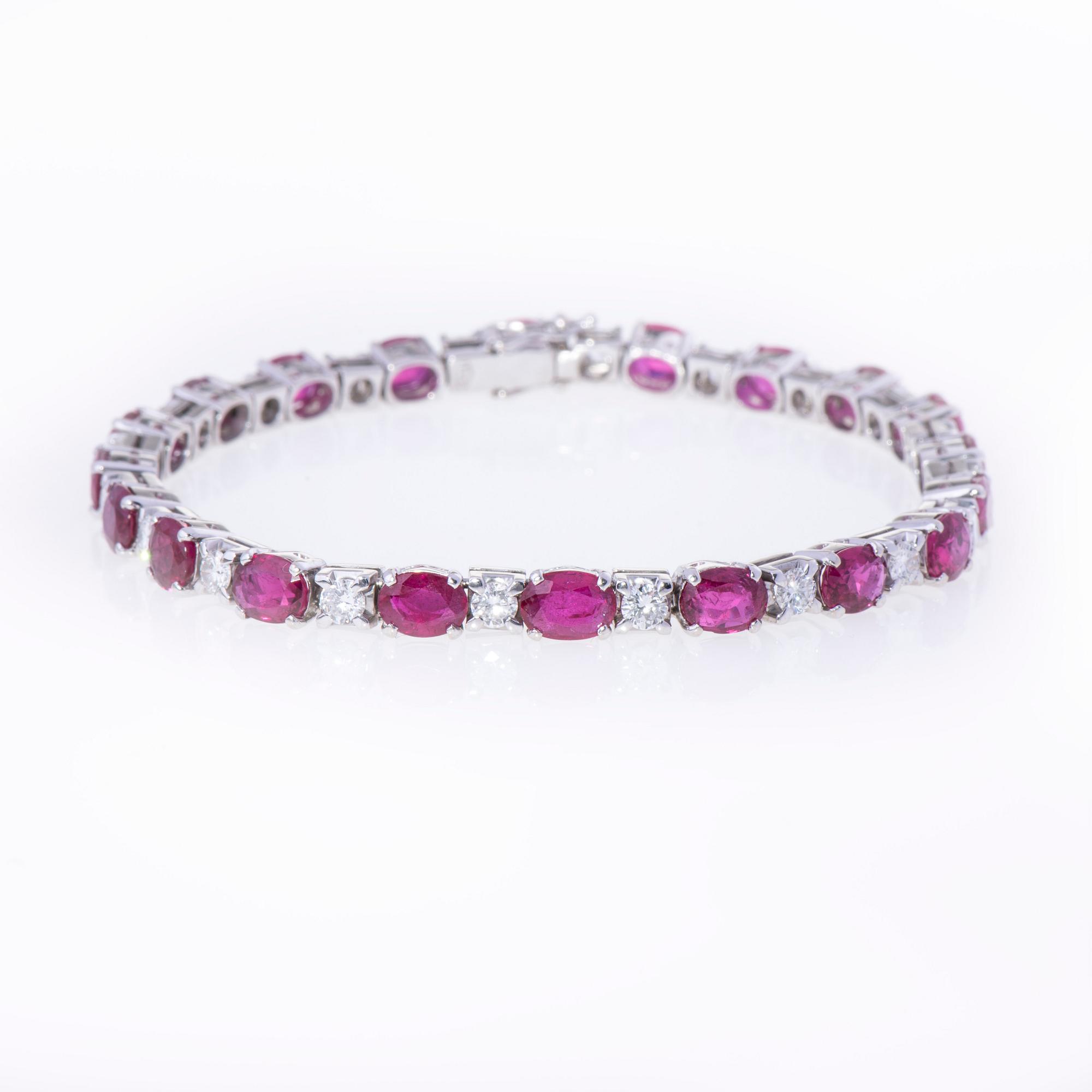 ARMBAND, 18K vitt guld, rubiner, briljantslipade diamanter. Österrike. Vikt ca 18,9 g.