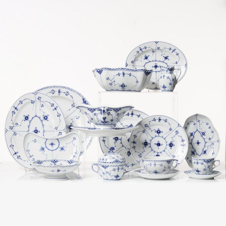 Royal Copenhagen, mat-, kaffe- och teservis, 88 delar, "Musselmalet", Danmark, 1800-1900-tal.