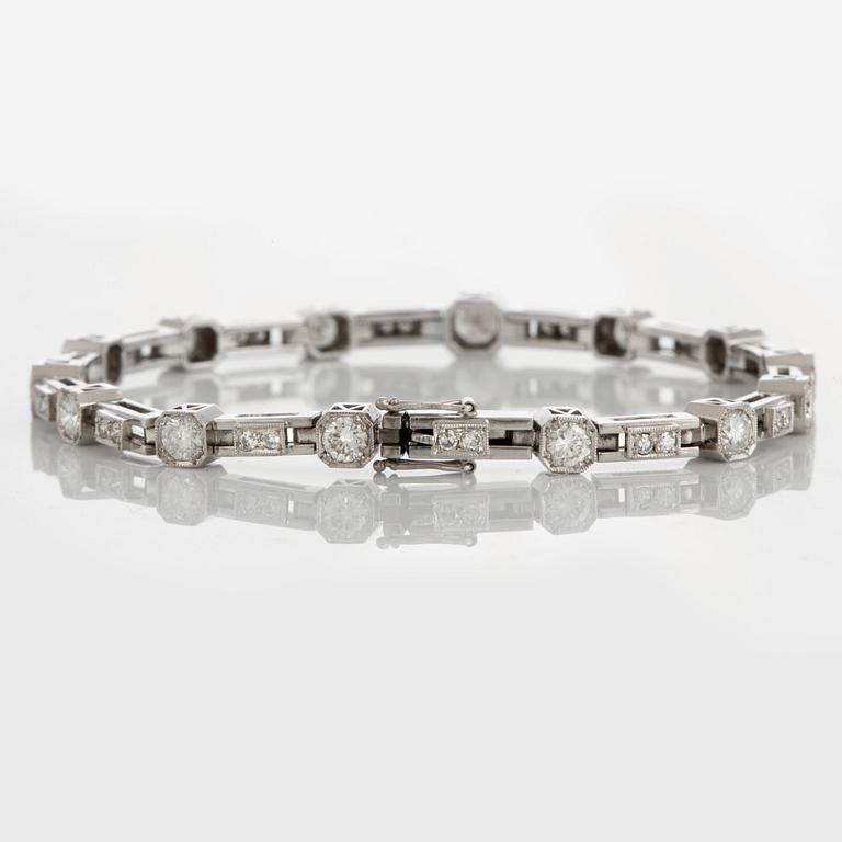 Armband med runda briljant- och åttkantslipade diamanter total vikt ca 4 ct.