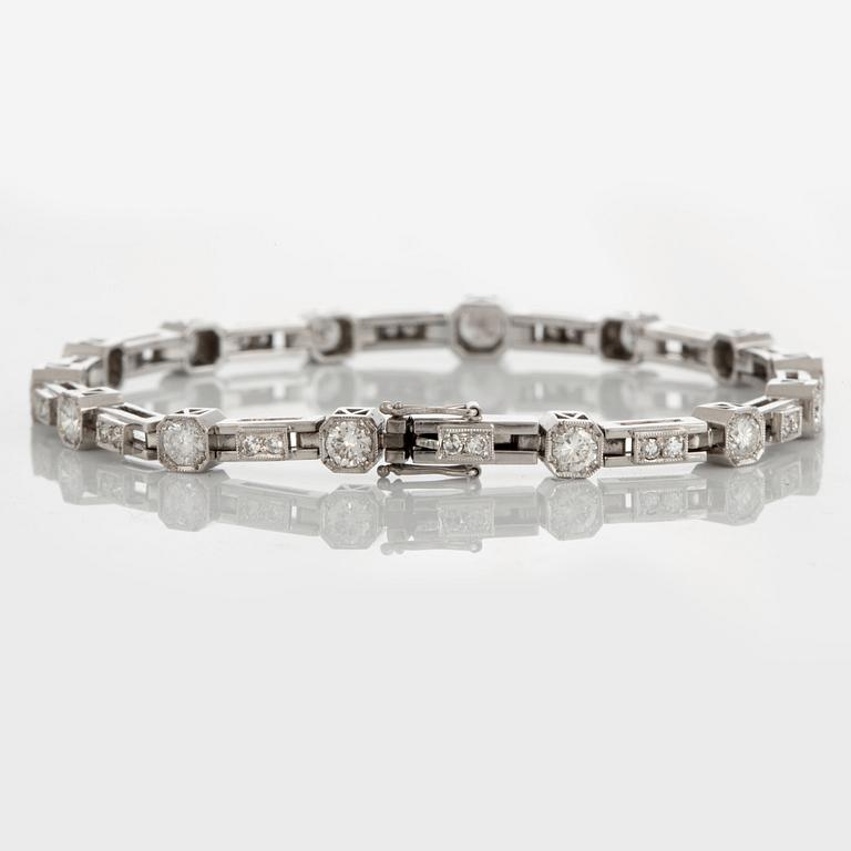 A bracelet set with round brilliant- and eight-cut diamonds with a total weight of ca 4 cts.