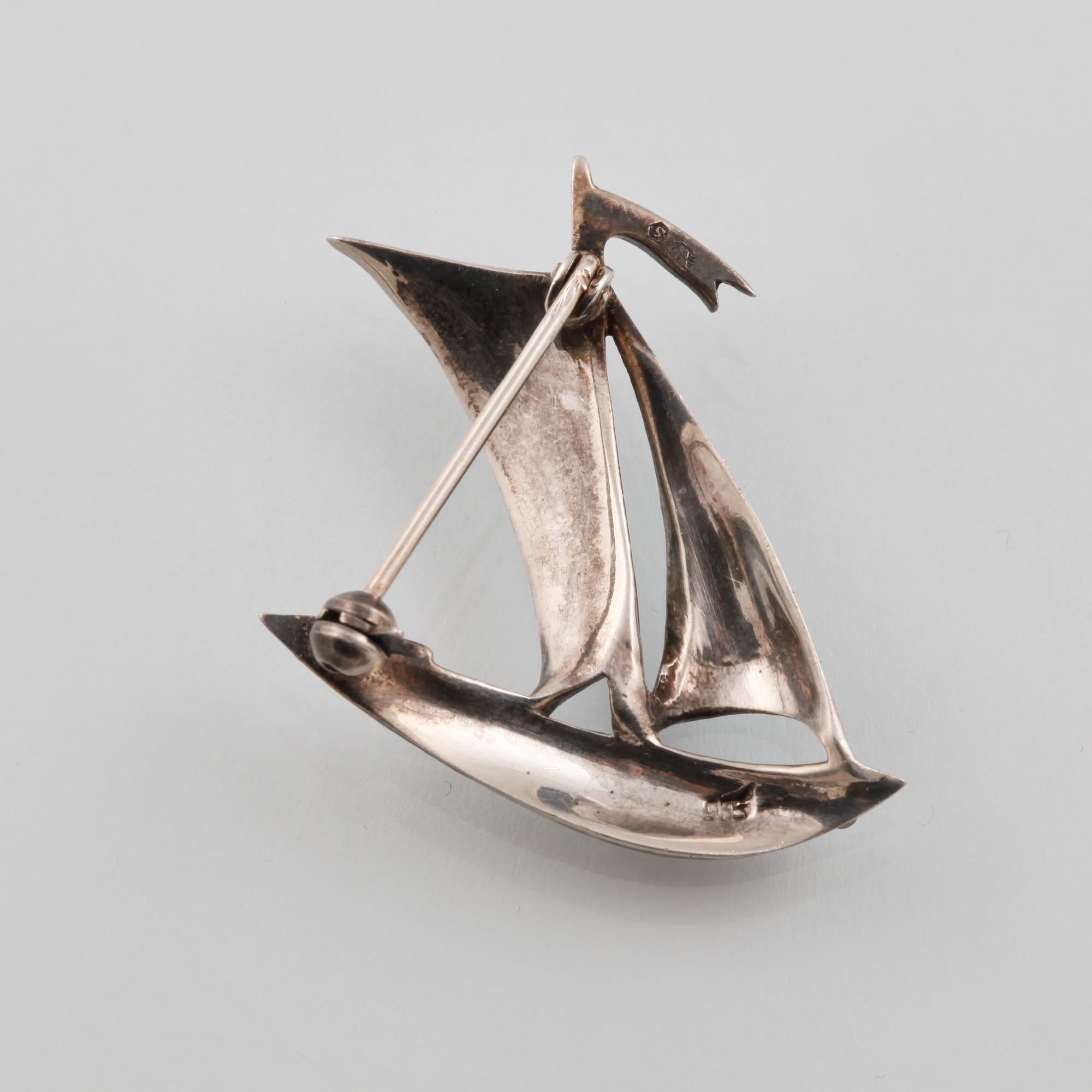 BROSCH, sterlingsilver, markasiter samt emalj. Vikt 6,0 gram.