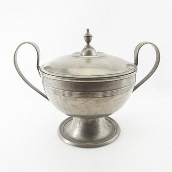 Tureen with lid, second half of the 1800s, possibly Germany.