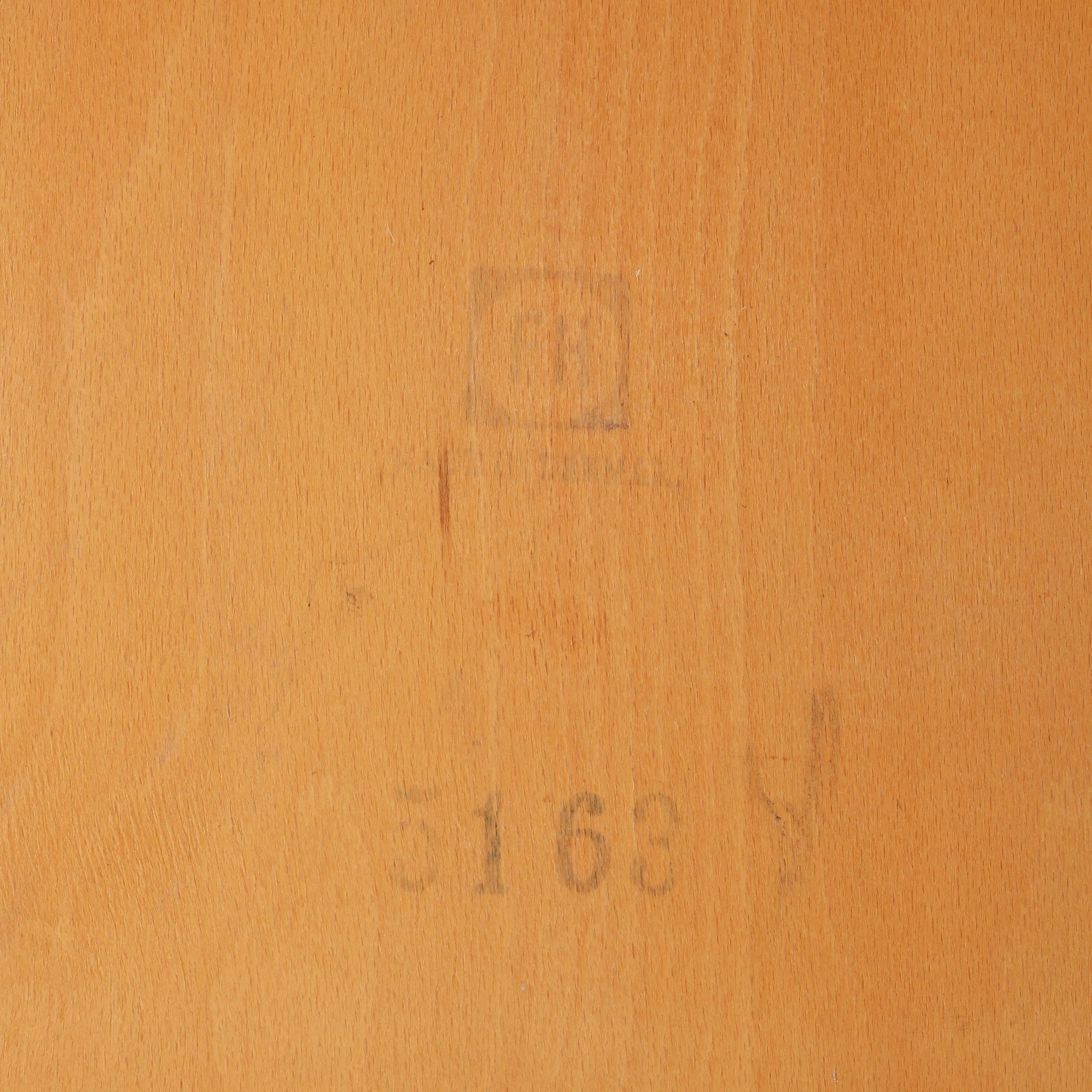 KARMSTOLAR, ett par, "Ax-stolen", Peter Hvidt & Orla Molgaard Nielsen, Fritz Hansen. Modellen formgiven 1950.