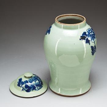 URNA med LOCK, porslin. Kina, Qing-dynastin, 1800-tal.