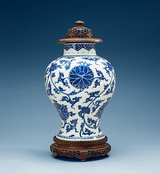 1547. A blue and white jar, Qing dynasty, Kangxi (1662-1722).