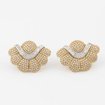 Earrings, 18K gold and white gold set with brilliant-cut and baguette-cut diamonds.