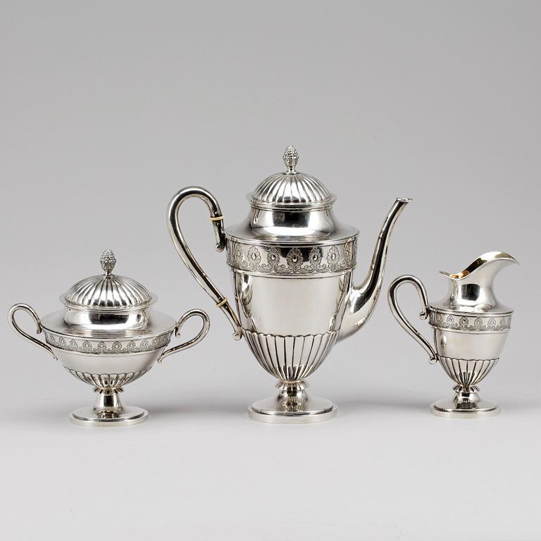 KAFFESERVIS, 3 delar, silver, empirestil, C.G. Hallberg, Stockholm, 1889. Totalvikt ca1220g.