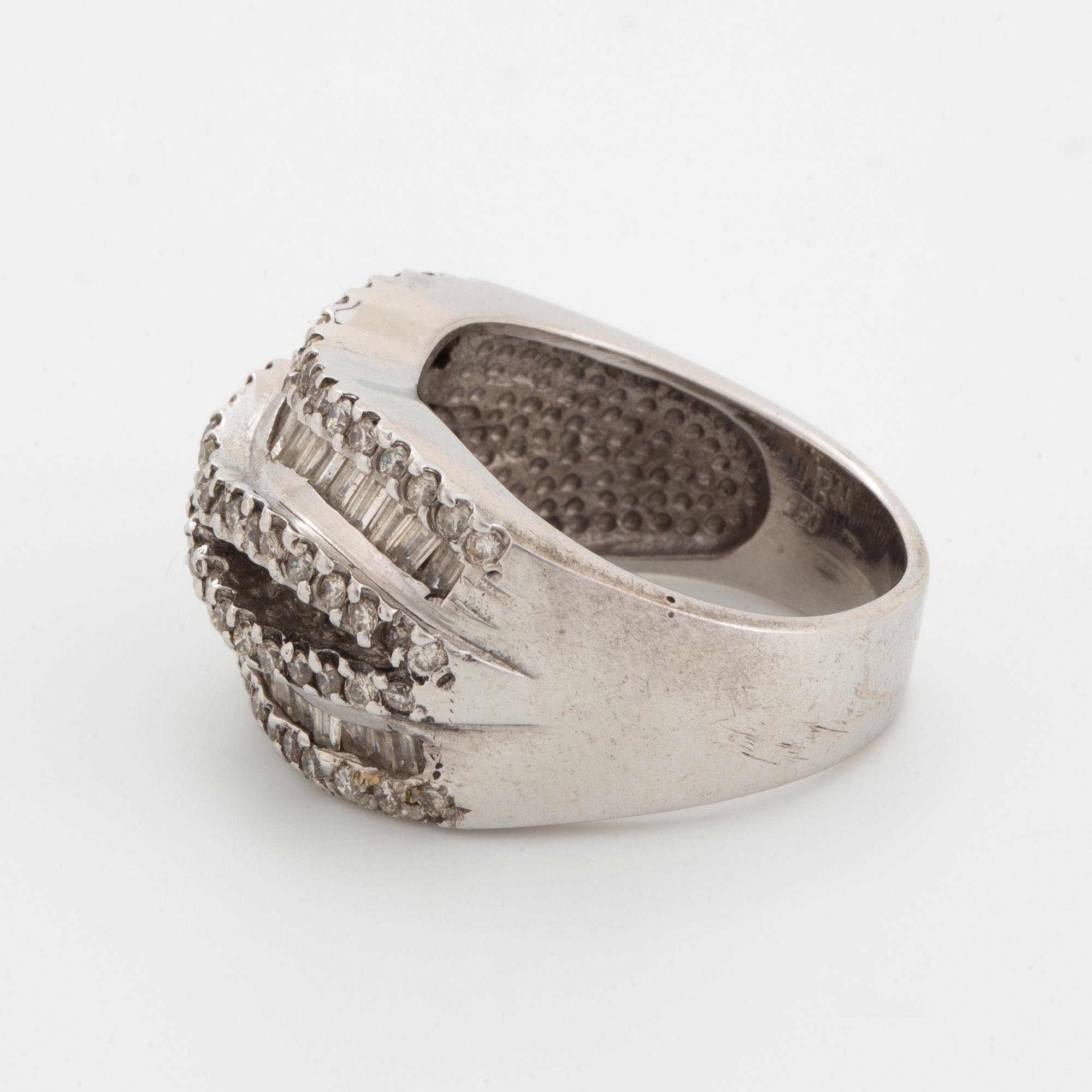 Ring  18K vitguld med bagettslipade diamanter och briljanter ca 1,7 ct.