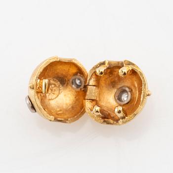 Ole Lynggaard, 18K gold clasp with round brilliant-cut diamonds.
