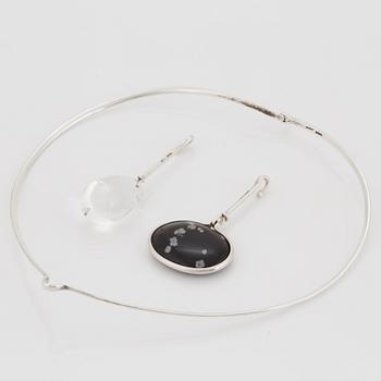 Vivianna Torun Bülow-Hübe, halsring med två hängen, egen verkstad, 
1980-90-tal, sterling.