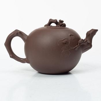 Två tekannor, yixing, Kina, tidigt 1980-tal.