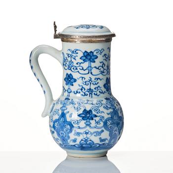 Kanna med lock, porslin, silvermonterad. Qingdynastin Kangxi (1662-1722).