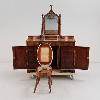 TOILETTEBORD med  PALL, Nyrenässans/Nygotiskt, 1800-tal.