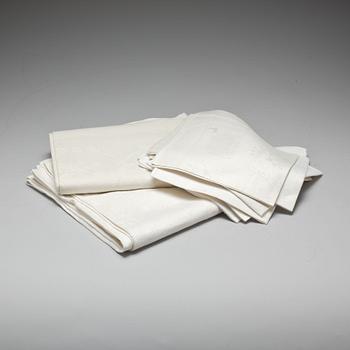 DAMASTDUKAR, 2 st, samt SERVETTER, 1900-talets första hälft.