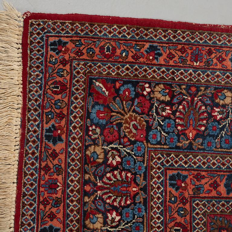 Matta, antik/semiantik Meshed, ca 336,5 x 229,5 cm.