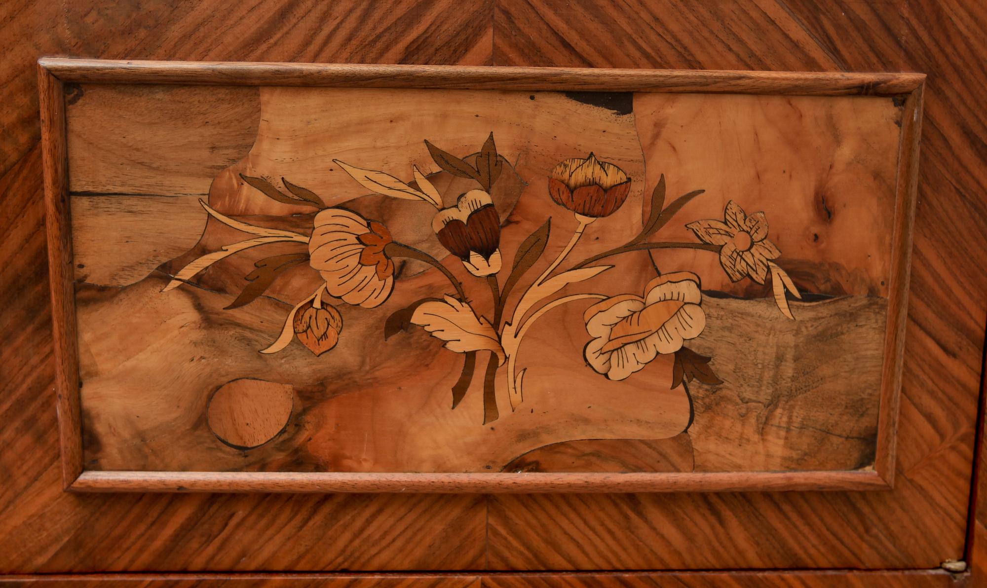 VITRINSKÅP, gustaviansk stil, 1900-talets mitt.