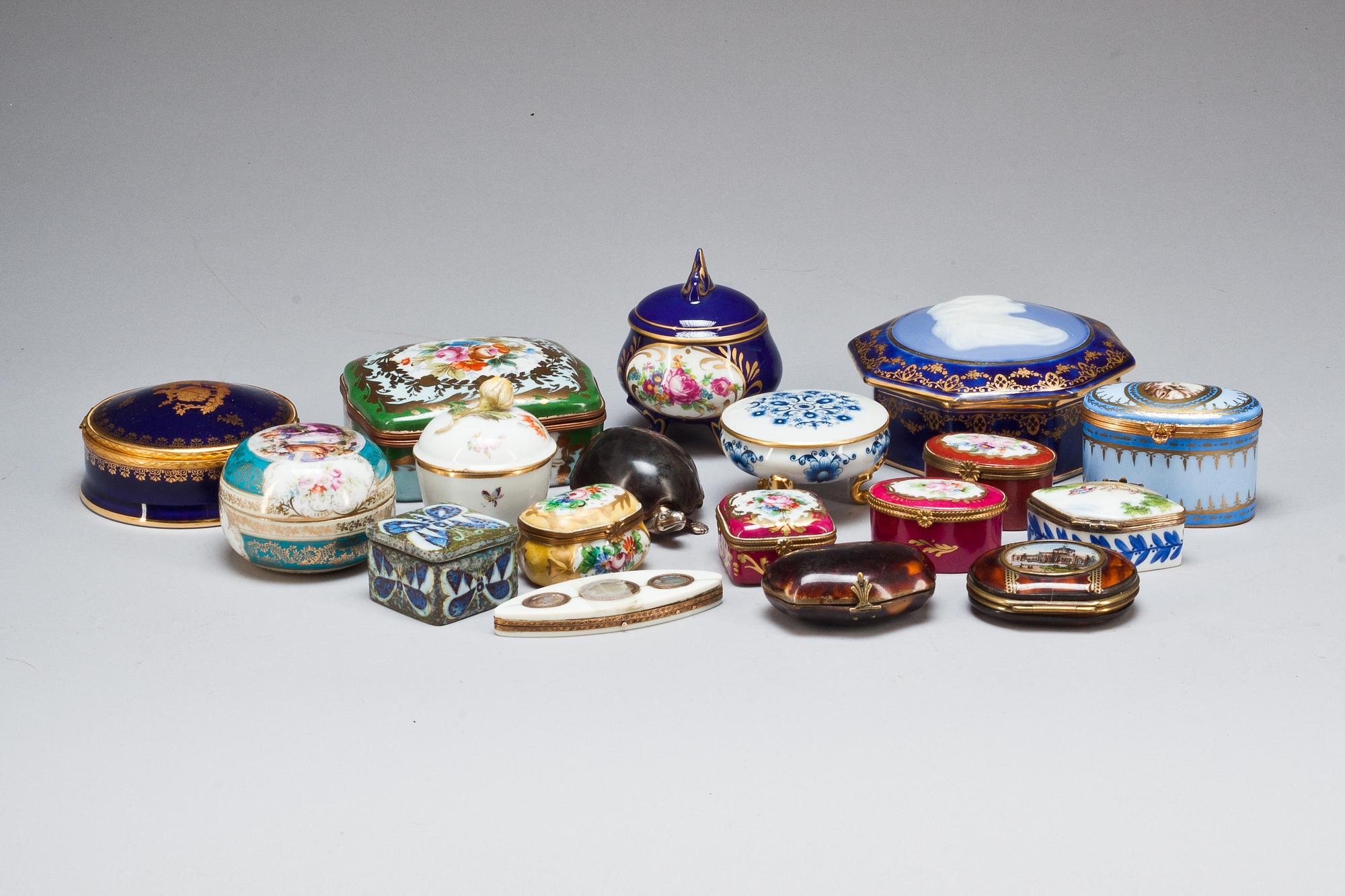 PARTI DOSOR, porslin, 18 st. Mestadels Limoges, 1800/1900-tal.