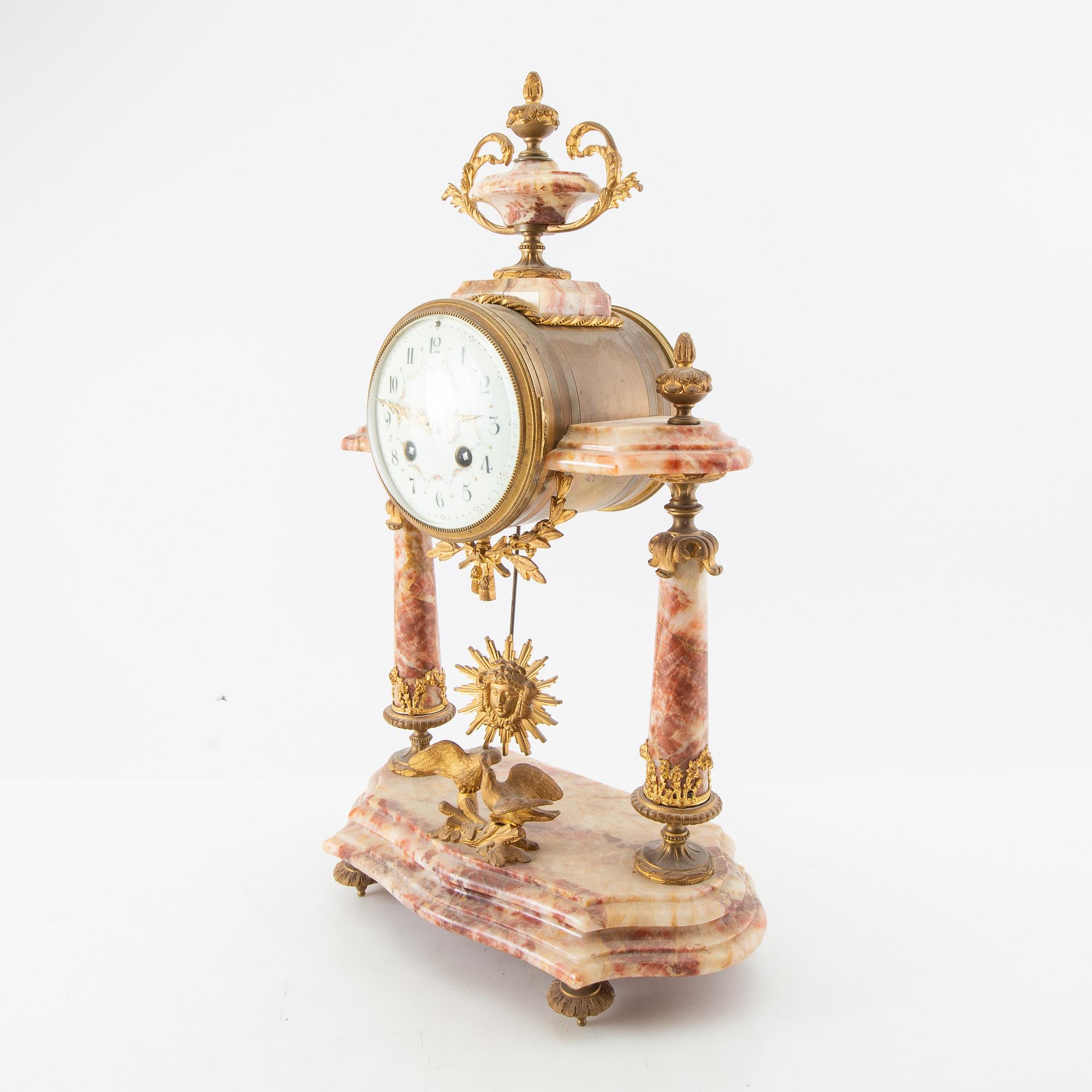 Bordspendyl Louis XVI-stil 1900-talets första hälft.