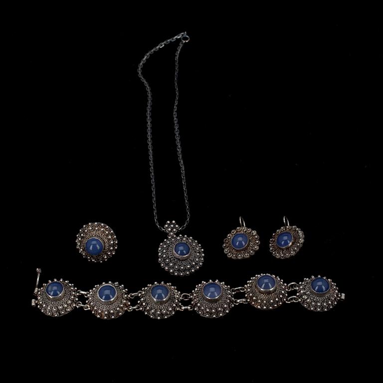 SMYCKESGARNITYR, 4 delar. Silver, kalcedon. Israel 1900-talets första hälft. Vikt 97 g.