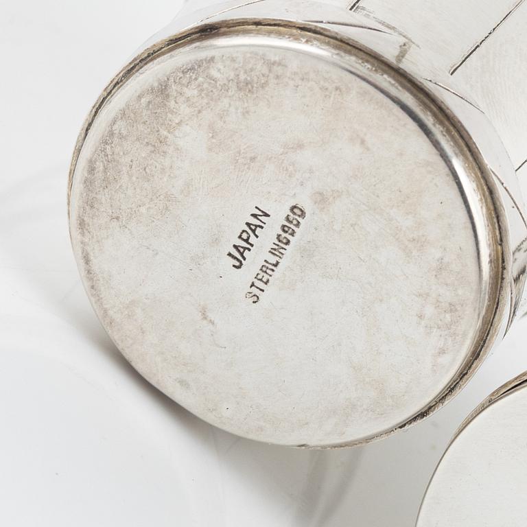 Salt- och pepparkar, ett par, sterlingsilver, Japan, 1900-talets andra hälft.