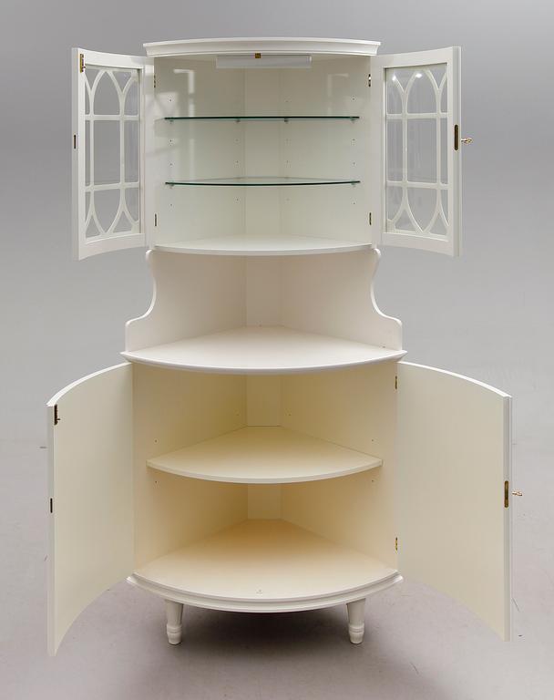 HÖRNSKÅP, gustaviansk stil, 1900-talets andra hälft.