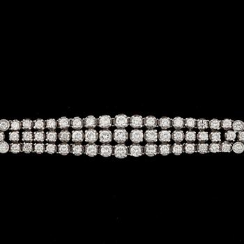 A circa 5.50 cts billiant-cut diamond bracelet.