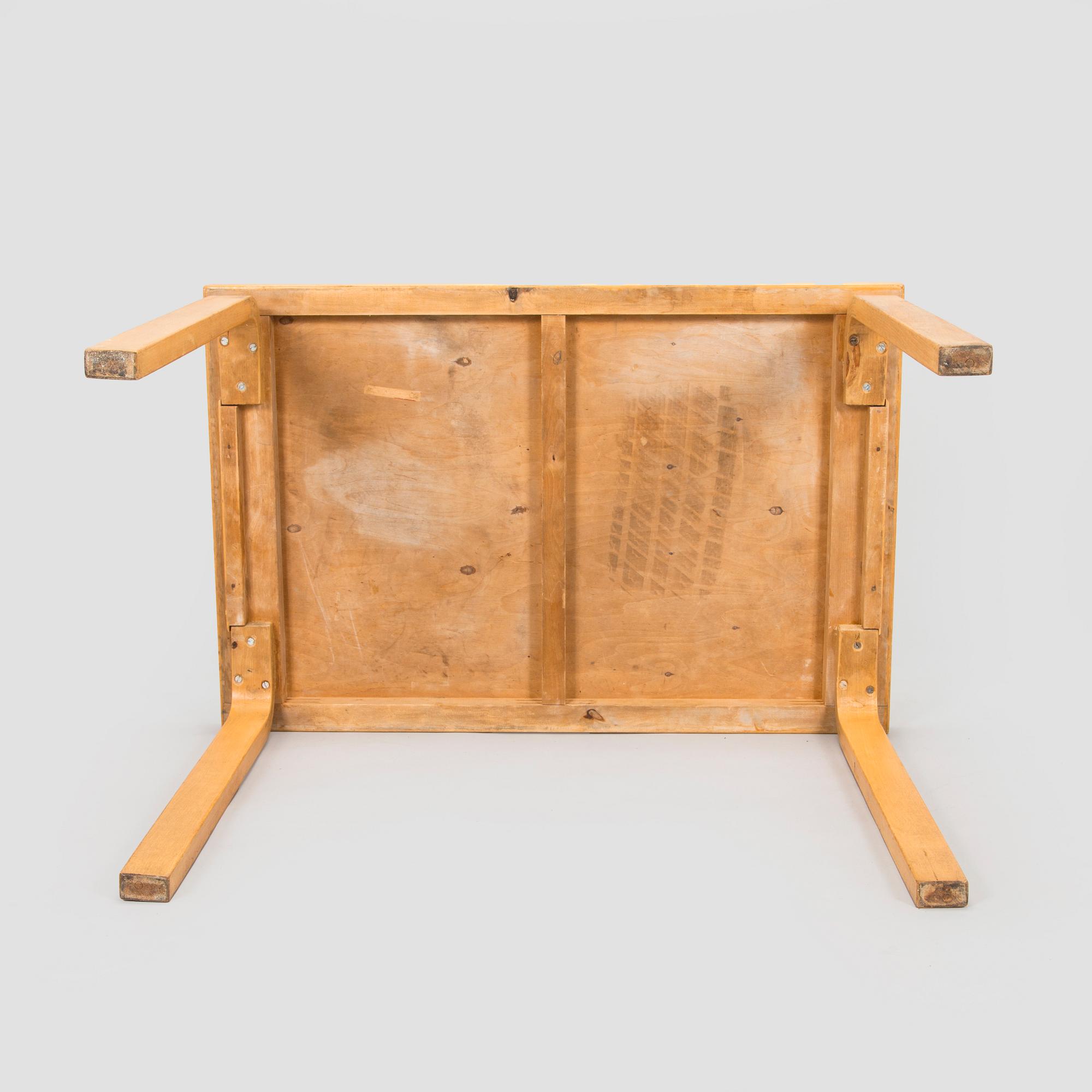 Alvar Aalto, pöytä, O.Y. Huonekalu- ja Rakennustyötehdas A.B. 1900-luvun puoliväli.