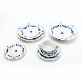 A Danish 98 pcs Bing & Gröndahl porcelain service from the latter part of the 20th century.