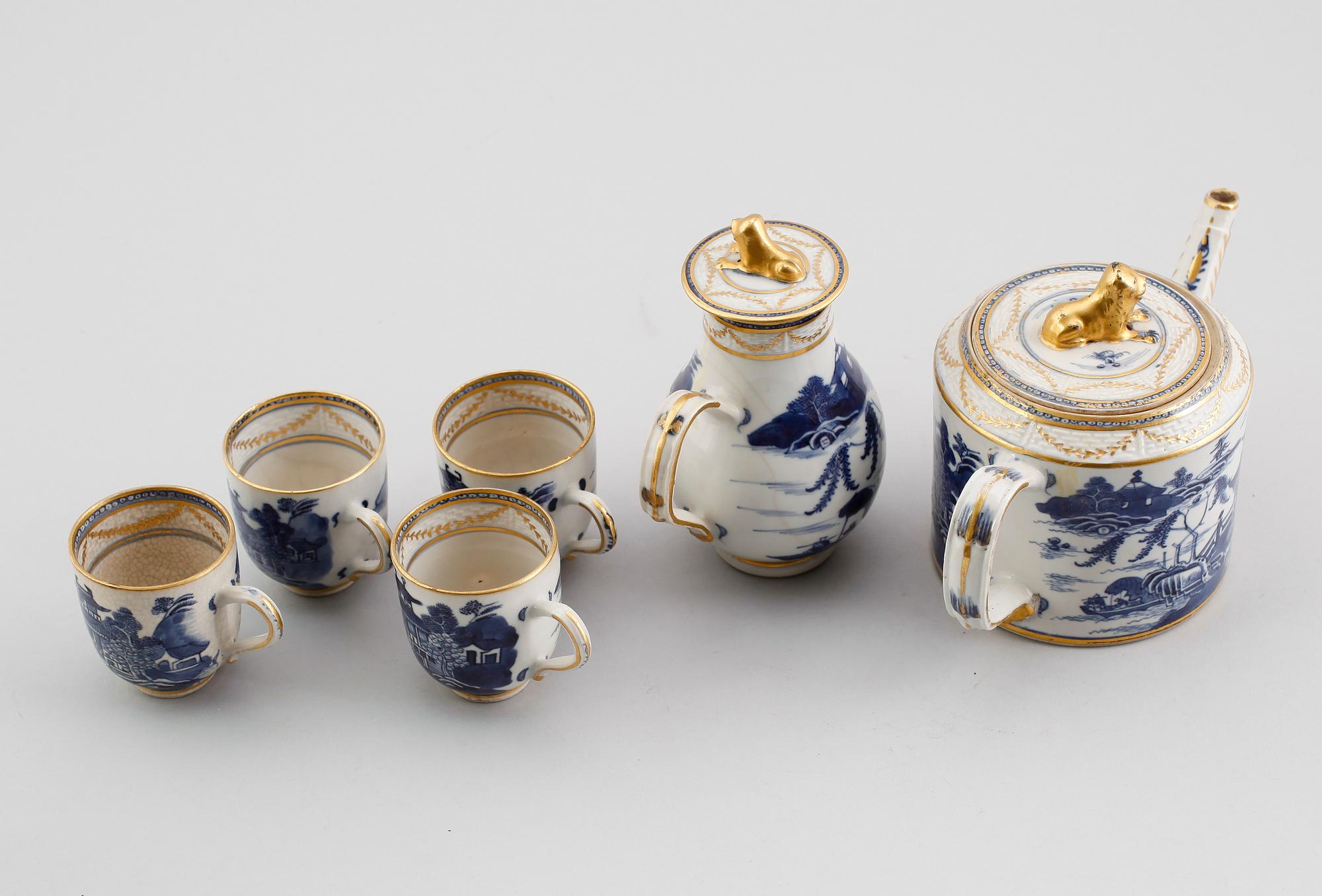 TEKANNA, TILLBRINGARE SAMT KOPPAR, 4 st, porslin, Kina, Qianlong 1736-1795.