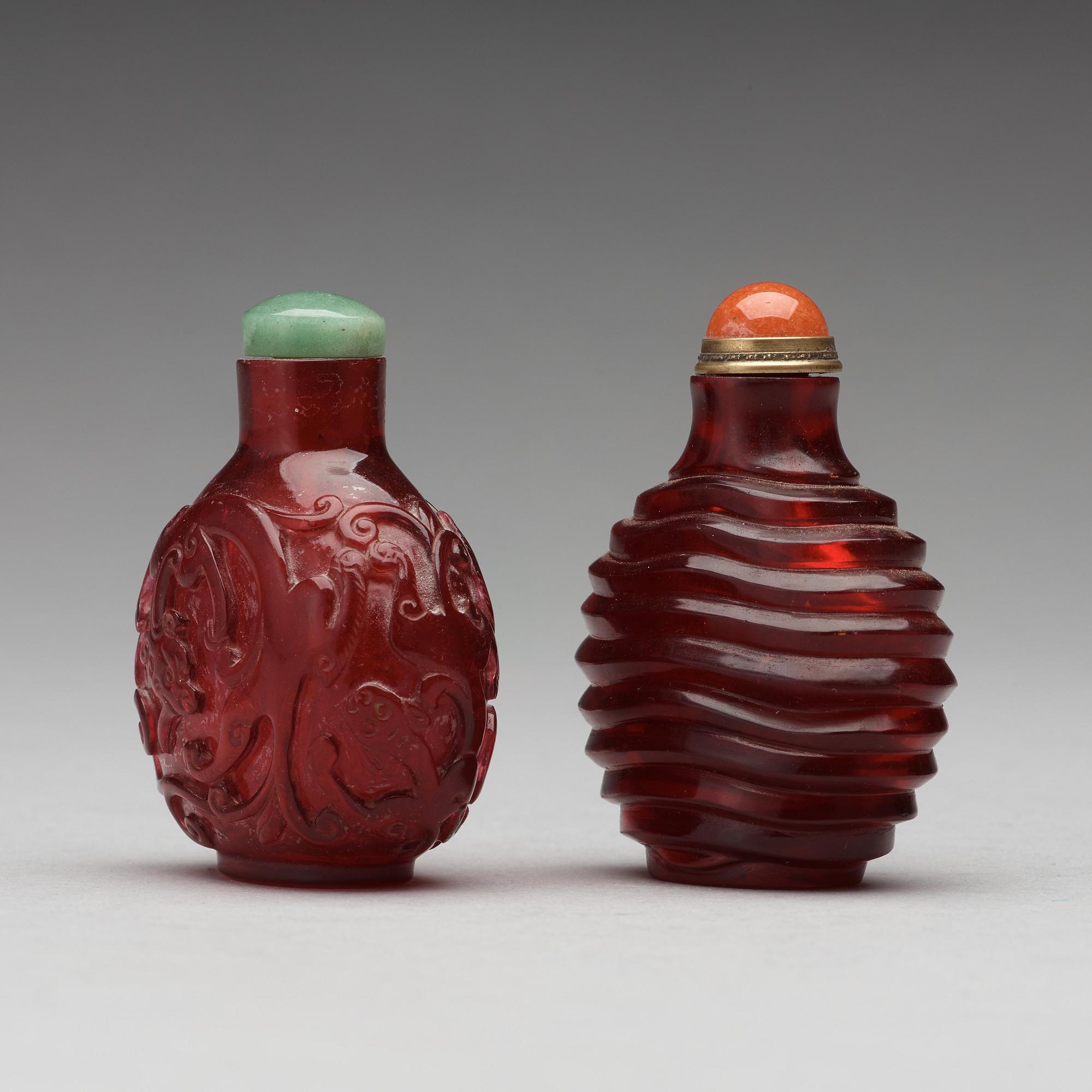 SNUSFLASKOR, två stycken, pekingglas. Kina, 1900-tal.