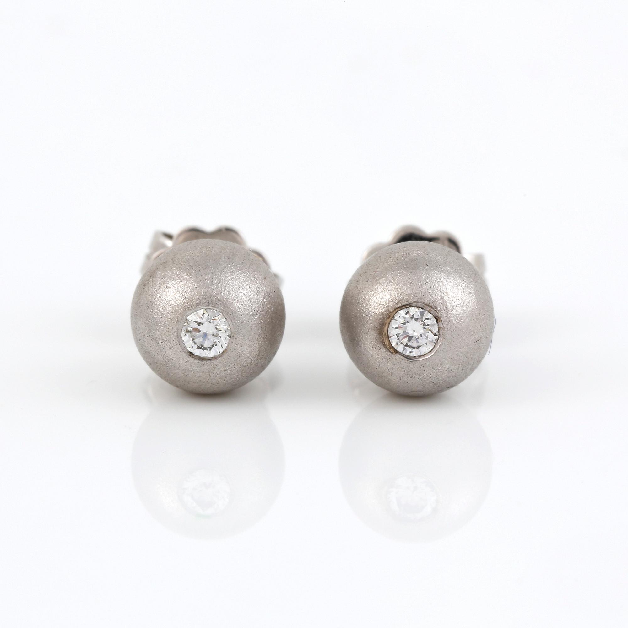 ÖRHÄNGEN, ett par mattslipade 18K vitguldsbollar, diameter 7.1mm på stift med en diamant i varje totalt ca 0.1ct.