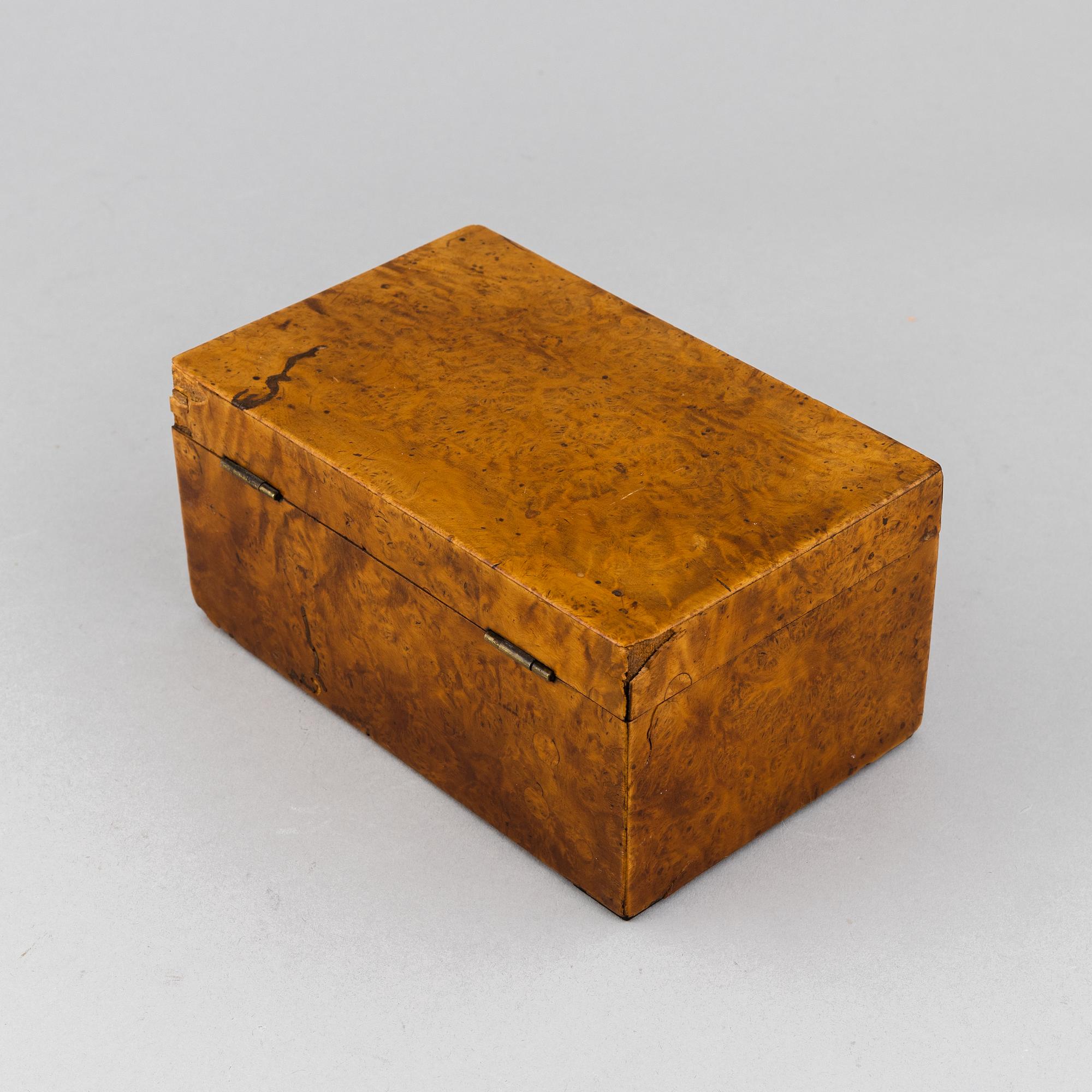 An alder veneered box by Carl Hollst, (master in Eskilstuna 1787-1830).